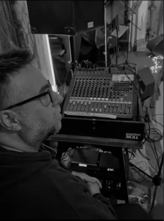 Sistema de sonido profesional montado para evento