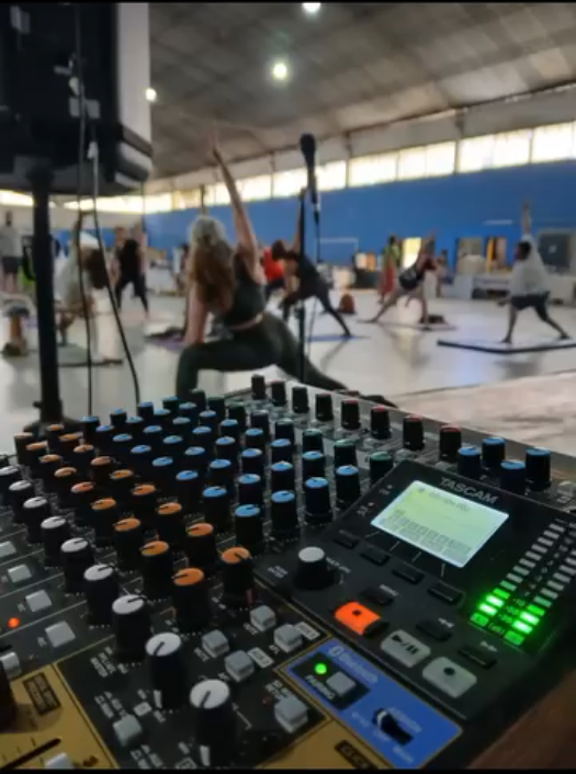 Montaje de iluminación LED en venue de eventos